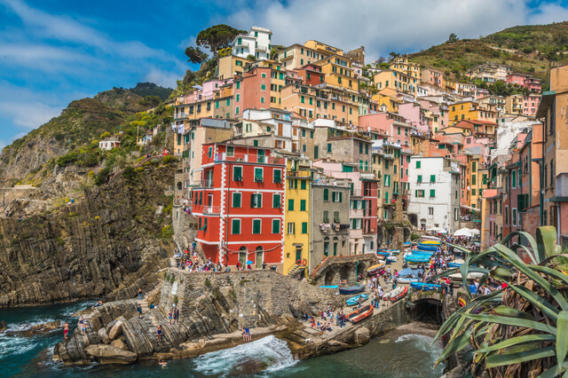 http://world-heritage.s3-website-ap-northeast-1.amazonaws.com/img/1501664459_Riomaggiore_in_Cinque_Terre_Italy.jpg
